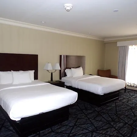 Niagara Crossing Hotel And Spa-3
