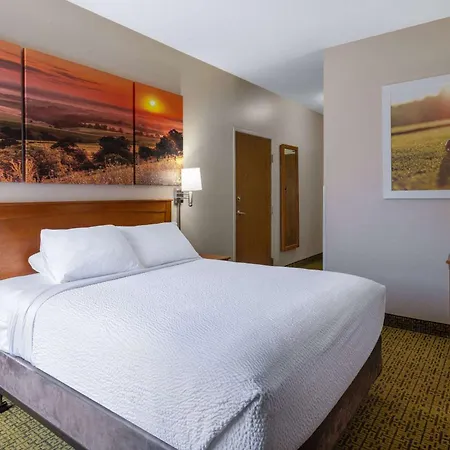 Days Inn & Suites By Wyndham Madison-2