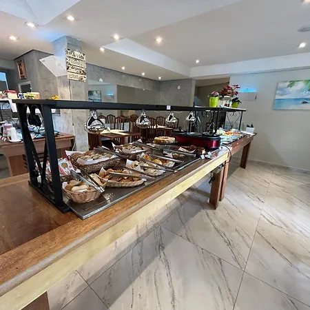 FABULOSO FLAT 225, 2 PISCINAS climatizadas, SKY com 170 canais,TV com Xbox, internet particular 500m Bertioga, Riviera de São Lourenço Flat Duplex inteiro, Adega, cozinha equipada completa serviço de hotelaria, serviço de praia nos finais de semana-2