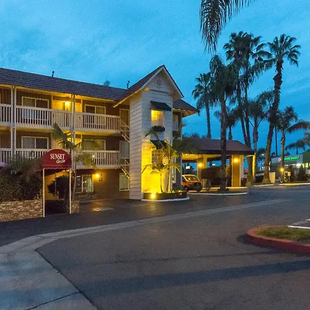 Ramada By Wyndham Costa Mesa/Newport Beach-2
