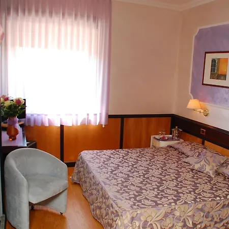 Benny Hotel-2