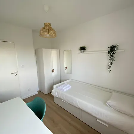 Carcavelos Beach & Nova Sbe Private Rooms In Shared Serviced Apartment 24-3