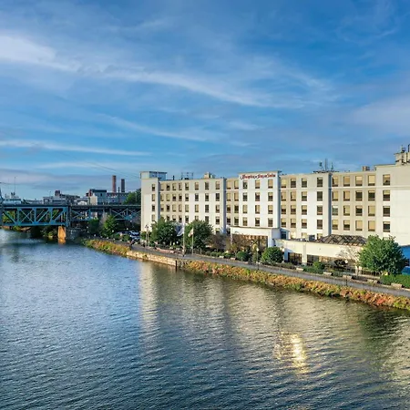 Hampton Inn & Suites Newark-Harrison-Riverwalk-2