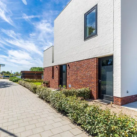 Roosjesweg 2 Luxe studio 400 meter van strand met parkeerplaats-3