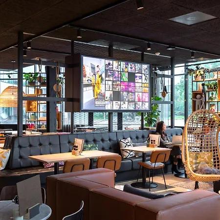 Moxy Amsterdam Schiphol Airport-2