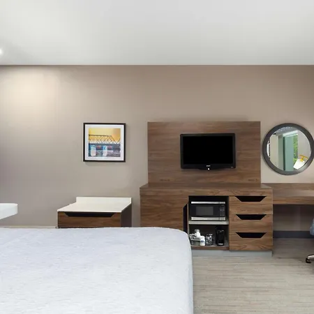 Hampton Inn & Suites Harrisburg-3