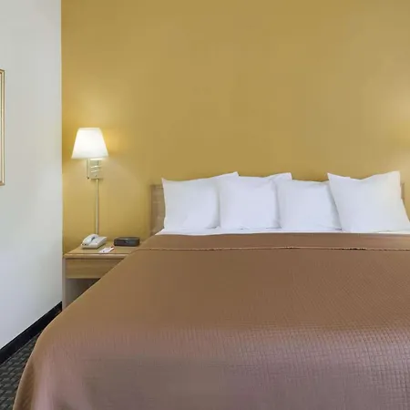 Howard Johnson By Wyndham Newburgh-2