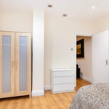 Hyde Park Rooms & Apartments-3