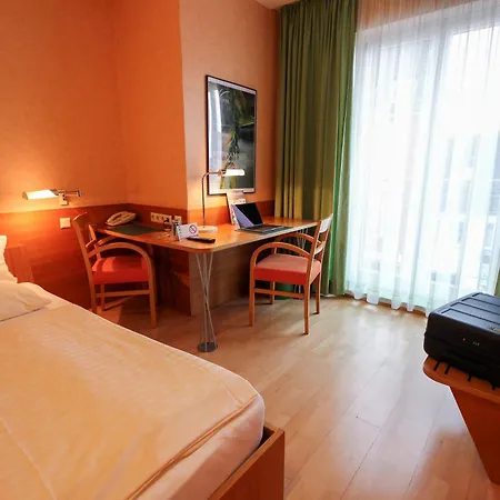An der Persiluhr Stadt-gut-Hotel-3