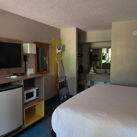 Days Inn By Wyndham Elberton-3