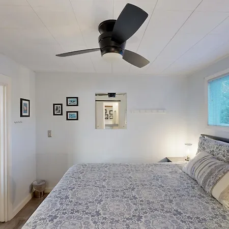 Cozy Ocean-View Condo Near Beach & Coastal Events-2