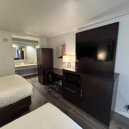 Clarion Inn & Suites Dothan South-2