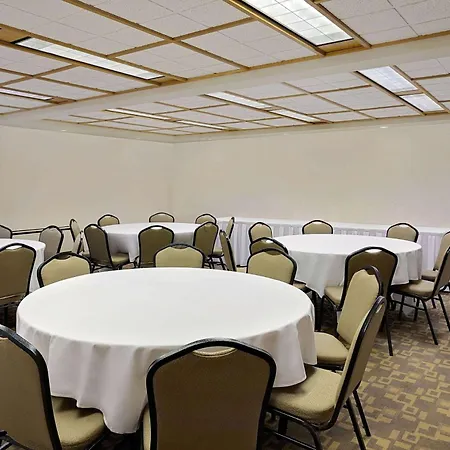 Ramada By Wyndham Marquette-3