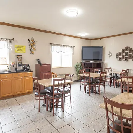 Super 8 By Wyndham Big Rapids-3