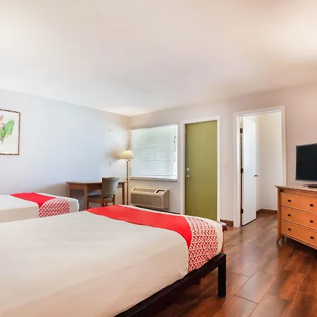 Oyo Waterfront Hotel- Cape Coral Fort Myers, Fl-3