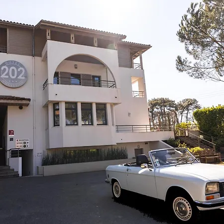Hotel 202-3