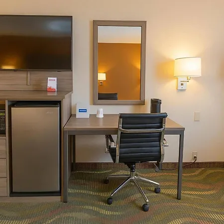 Travelodge By Wyndham Muskegon-2