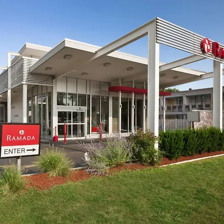 Ramada By Wyndham Rockville Centre-2