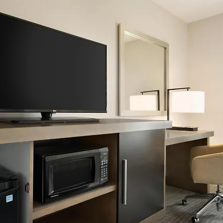 Hampton Inn & Suites Middletown-3