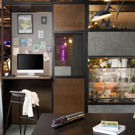 Moxy York-3