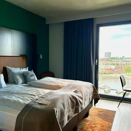 Holiday Inn - The Niu, Fender Amsterdam-3