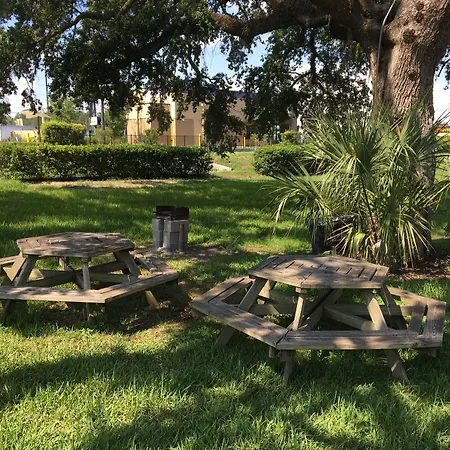 Days Inn By Wyndham Brooksville-2