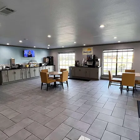 Days Inn & Suites By Wyndham - Canton First Monday Trade Days-3