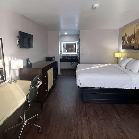 Days Inn & Suites By Wyndham - Canton First Monday Trade Days-2