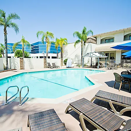 Hotel D'Lins Ontario Airport-3