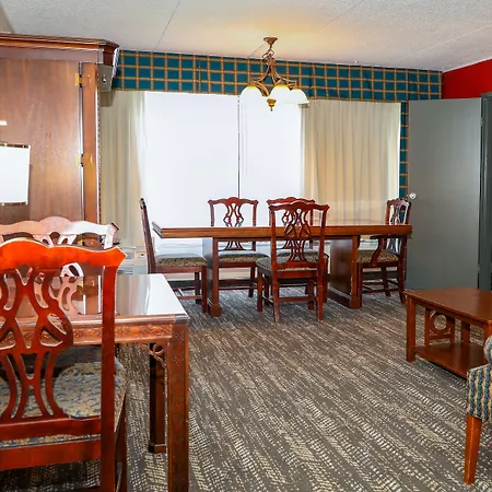 Ramada By Wyndham Cumberland Downtown-2