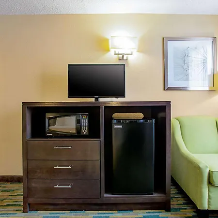 Quality Inn Near Six Flags St. Louis-3