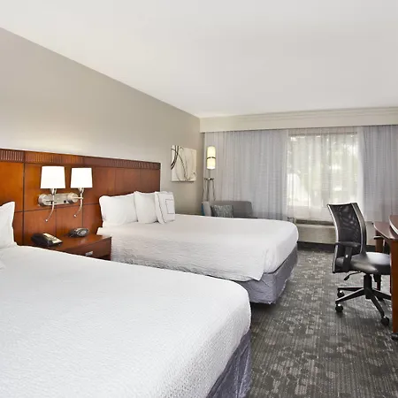 Courtyard By Marriott Gulfport Beachfront-3