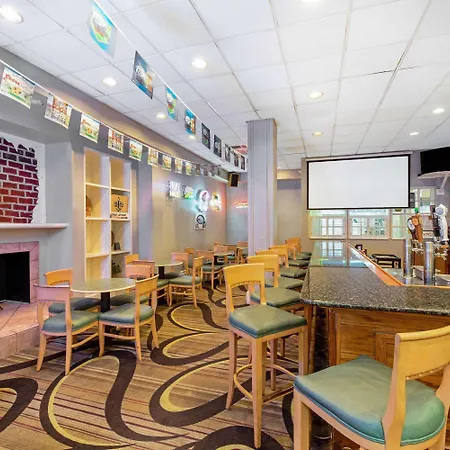La Quinta Inn & Suites By Wyndham New Orleans Airport-3