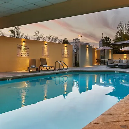 Doubletree By Hilton Fresno Convention Center-3