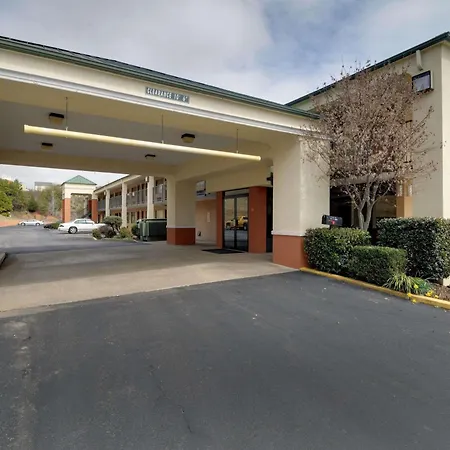 Quality Inn & Suites Clarksville-3
