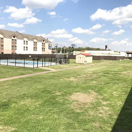 Days Inn By Wyndham Joplin-3