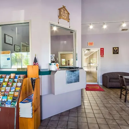 Econo Lodge Little Creek-3