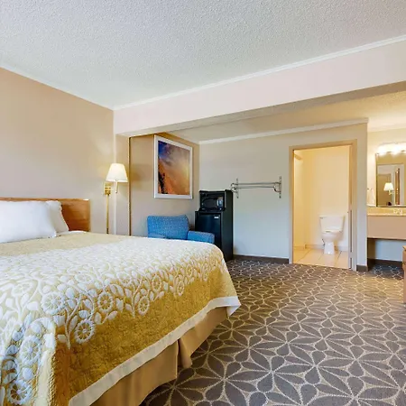 Days Inn By Wyndham Fairmont-3