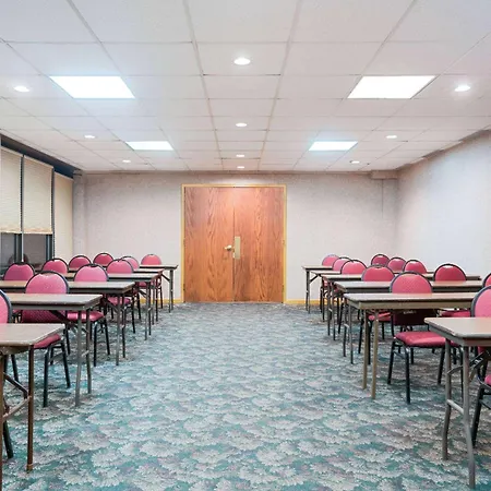 Ramada By Wyndham Plymouth Hotel & Conference Center-3