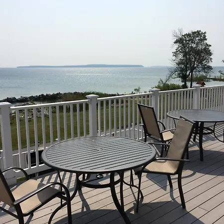 Baymont By Wyndham St. Ignace Lakefront-3