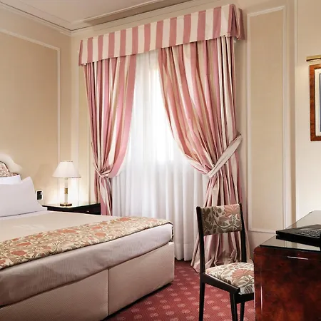 Hotel De La Ville-3