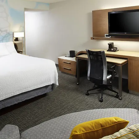 Courtyard By Marriott Lansing-3