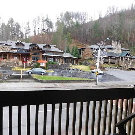 Days Inn & Suites By Wyndham Downtown Gatlinburg Parkway-3