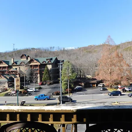 Days Inn & Suites By Wyndham Downtown Gatlinburg Parkway-2