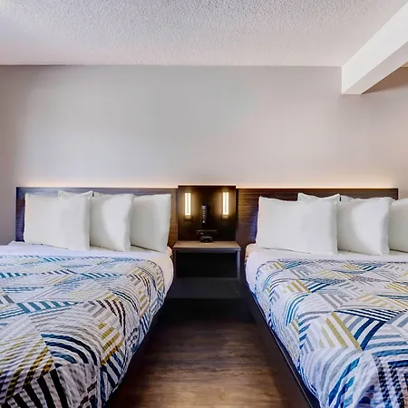Econo Lodge-3