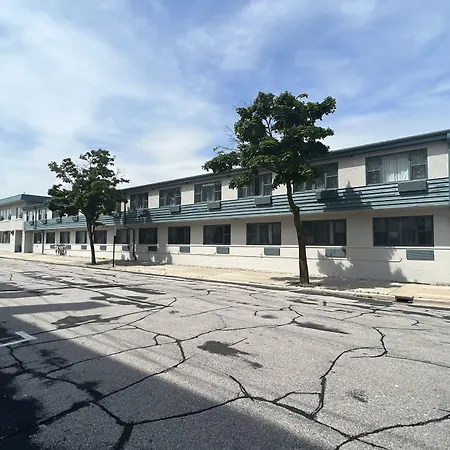 Days Inn By Wyndham Manitowoc-2