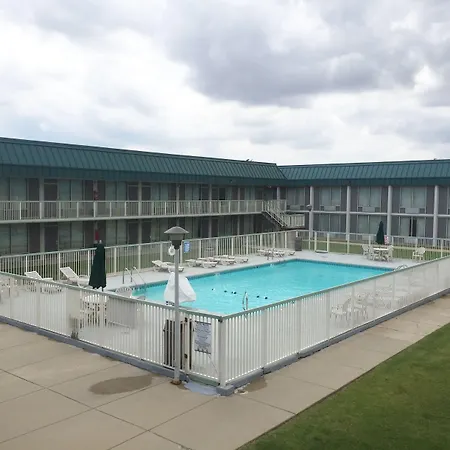 Red Roof Inn & Suites Dekalb-3