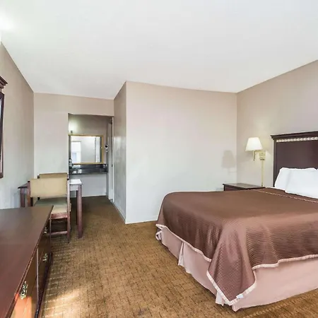 Howard Johnson By Wyndham Springfield-2