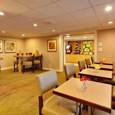 La Quinta By Wyndham Plattsburgh-3