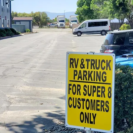 Super 8 By Wyndham Willows-3